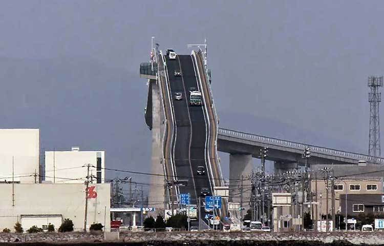 জাপানের লেক নাকাওমি নদীর উপর তৈরি এই সেতুটি সাকাইমিনাতো ও মাৎসু শহরকে যুক্ত করেছে।