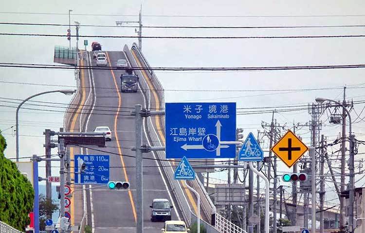 দূর থেকে দেখে আতঙ্ক লাগলেও সামনে থেকে অতটা ভয়ানক লাগছে কী! সুউচ্চ এই সেতুটিতে উঠতে হয় যেমন ধীর গতিতে, তেমনই নামতেও হয় অত্যন্ত দ্রুত গতিতে।