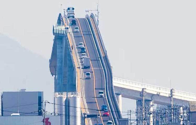 এই সেতু এতটাই খাড়া যে, চালকরা রীতিমতো আতঙ্কে থাকেন ৪৪ মিটার উঁচু এই সেতু পেরোনোর সময়। এটি বিশ্বের তৃতীয় বৃহত্তম রিজিড ফ্রেম সেতু। তবে সেতুটি মাত্র ১.৪৪ কিমি লম্বা, প্রস্থ ১১.৩ মিটার।