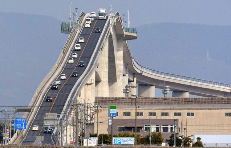 খাড়া এই সেতুটি নিয়ে অ্যাডভেঞ্চারপ্রেমীদের উৎসাহও রয়েছে। সেতুটি এক দিকে ৫.১%, অন্যদিকে ৬.১% কাত হয়ে রয়েছে।