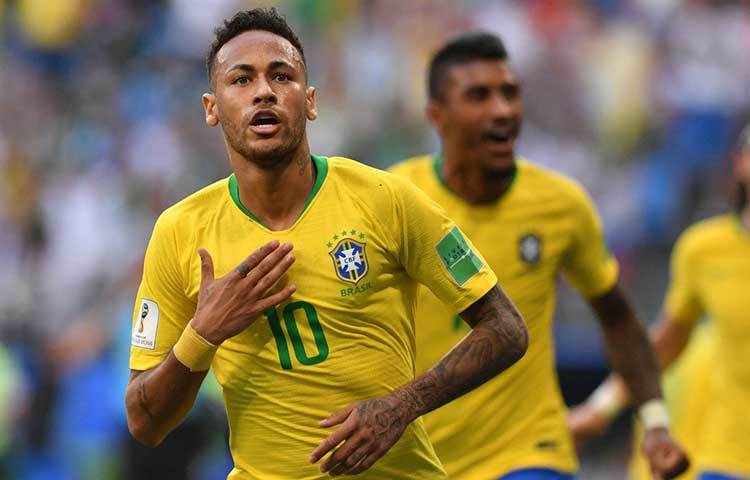 নেইমার : তাকে নিয়ে সমালোচনা কম হয়নি। কিন্তু, এ দিনের ম্যাচে সব সমালোচনার জবাব দিলেন নেইমার। শুধু নিজে গোল করলেন না, গোল করালেনও। ব্রাজিলের আক্রমণের নেতৃত্বও দিলেন।