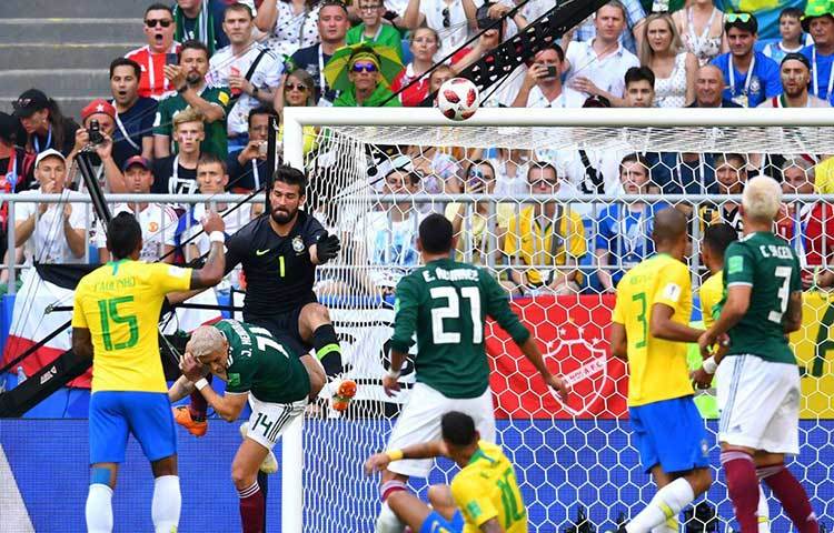 দুরন্ত ডিফেন্স : গোলকিপারের পাশাপাশি প্রশংসা করতেই হবে ব্রাজিলের ডিফেন্সের। যে ভাবে মেক্সিকোর আক্রমণকে পাল্টা আক্রমণে পরিণত করলেন তারা, তাতে অনেক সুবিধা হয়ে যায় ব্রাজিলেরই।