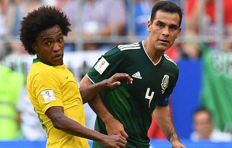 গতিময় উইলিয়ান : মেক্সিকোর বিরুদ্ধে অসাধারণ ম্যাচ উপহার দিলেন উইলিয়ান। দুই দলের মধ্যে পার্থক্য গড়ে দেওয়ার ক্ষেত্রে উইলিয়ান একটা বড় ভূমিকা নিলেন। উইলিয়ানের গতিময় ফুটবল নেমারের কাজটা অনেক সহজ করে দিয়েছিল মেক্সিকোর বিরুদ্ধে।