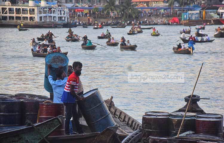 বুড়িগঙ্গার কালো জলের মাঝে চলছে ব্যস্ত মানুষের জীবনযাত্রা। ছবি : মাহবুব আলম