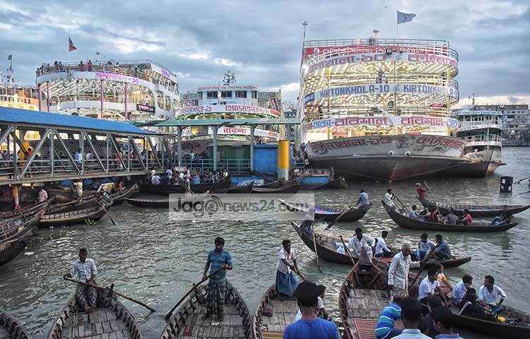 দেশের দক্ষিণাঞ্চলের মানুষ প্রতিদিন অসংখ্য মানুষ বুড়িঙ্গার দূষিত জলের গন্ধ নিয়ে রাজধানীতে যাতায়াত করেন। ছবি : মাহবুব আলম