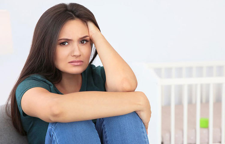 মানসিক চাপ : মাতৃত্বকালীন ছুটিতে যাওয়ার আগে অফিসে কাজের চাপ বেড়েছে কিংবা বাড়িতে কোনো কারণে মানসিক চাপে আছেন? আপনার শিশু কিন্তু ঠিক টের পেয়ে যায়। গর্ভবতী মাকে চিকিৎসকরা পরামর্শ দেন চাপমুক্ত থাকতে। এতে তার শরীর তো ভাল থাকেই, সঙ্গে ভাল থাকে শিশুও। আপনি সমস্যায় থাকলে তারও মন খারাপ হয়। অস্থিরতা থাকে তার ছটফটানিতে।