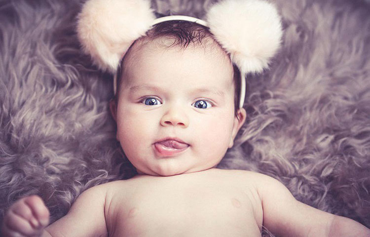 স্মৃতিশক্তি : গর্ভস্থ অবস্থায় সুর করে বা জোরে কোনোও ছড়া-গল্প বললে কিংবা গান গাইলে তা শুনতে তো পায়ই শিশু, শুধু তা-ই নয়, তার মস্তিষ্কের কাজও চলে পুরোদমে। গর্ভে থাকাকালীনই সে মনে রাখতে শিখে যায় বারবার শোনা কোনও গান বা ছড়ার লাইন।