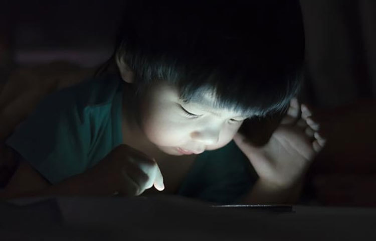 স্ক্রিন ডিপেন্ডেনসি ডিসঅর্ডার থেকে অনিদ্রা, পিঠ ব্যথা, অস্বাভাবিক ওজন বৃদ্ধি বা হ্রাস হতে পারে।