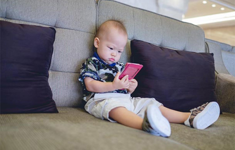 দীর্ঘক্ষণ মোবাইল নিয়ে শুয়ে থাকা, চালচলনে অলসতা এমন উপসর্গ দেখা দিলে বুঝতে হবে সেই বাচ্চা এসডিডিতে আক্রান্ত।