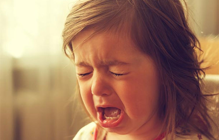 প্রতিদিনের কাজকর্ম করাতে বিরক্তি প্রকাশ করলে, ঘরের বাইরে খেলতে যাওয়ার ইচ্ছে কমে গেলে বুঝতে হবে এই সমস্যাগুলির পেছনে স্ক্রিন ডিপেন্ডেনসি ডিসঅর্ডারই দায়ী।