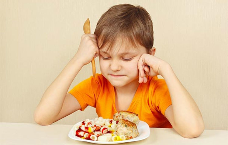 এমনিতেই শিশুদের সুষম খাদ্য তালিকা প্রাথমিক স্তরে না গঠন করলে খাওয়া দাওয়ার প্রতি তাদের একটা অনীহা তৈরি হয়। তার উপর স্ক্রিন ডিপেন্ডেনসি ডিসঅর্ডার থেকে অপুষ্টির মতো রোগও দেখা দিতে পারে।
