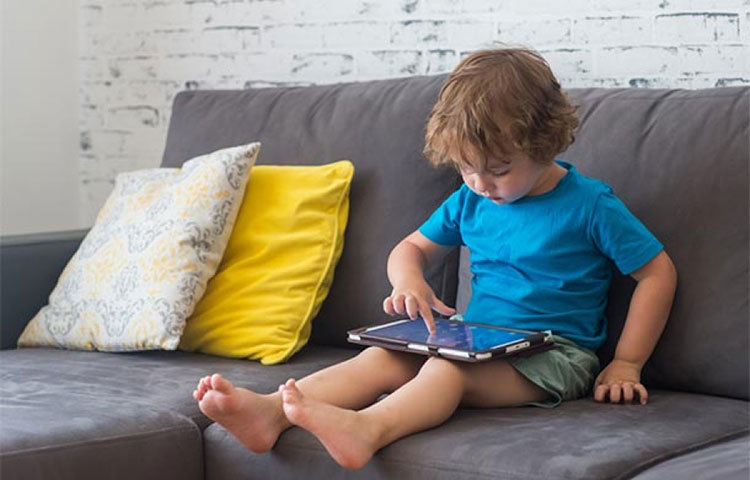 স্ক্রিনের প্রতি এই আসক্তি যদি দিনের পর দিন বাড়তে থাকে এবং আপনার বাচ্চাকে কোনোভাবেই তা থেকে বিরত না রাখতে পারেন, তাহলে বুঝতে হবে আপনার বাচ্চা গুরুতরভাবে এসডিডিতে আক্রান্ত।