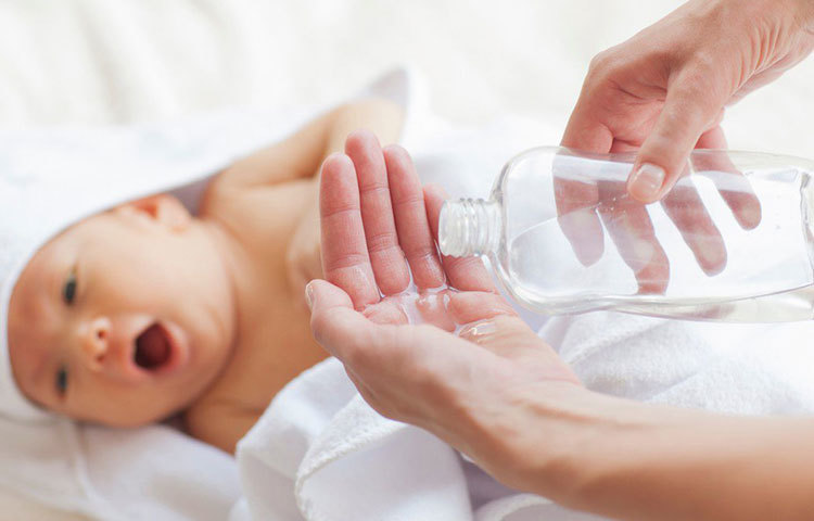 কেবল হাড়ের জোর নয়, শিশুর ত্বকের যত্নের অন্যতম উপায় তেল মালিশ করা। তার ত্বকের প্রতিটা রন্ধ্রে তেল পৌঁছানো খুব জরুরি। নামী সংস্থার তেল হোক বা সাধারণ পরিচর্যার কোনো তেল- চিকিৎসকের পরামর্শ নিয়ে তা মাখান শিশুকে। এবং মাখানোর পদ্ধতিও এমন রাখুন য়াতে শরীরের সব অংশ সমান তেল পায়।