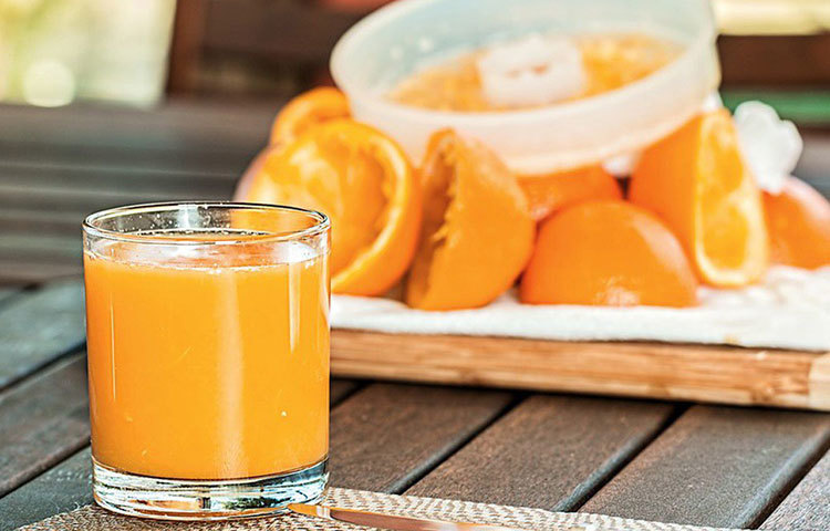 একটা সময়ের পর থেকেই শিশুকে মাতৃদুগ্ধের সঙ্গে কিছু ফলের রস খাওয়ানোর পরামর্শ দেন চিকিৎসকরা। এই অভ্যাস শুধুমাত্র শিশুর রোগ প্রতিরোধের ক্ষমতাই বাড়ায় না, বরং বেদানা, কালো জাম, কমলালেবু, গাজর ইত্যাদির রস তার ত্বকেরও যত্ন নেয়।