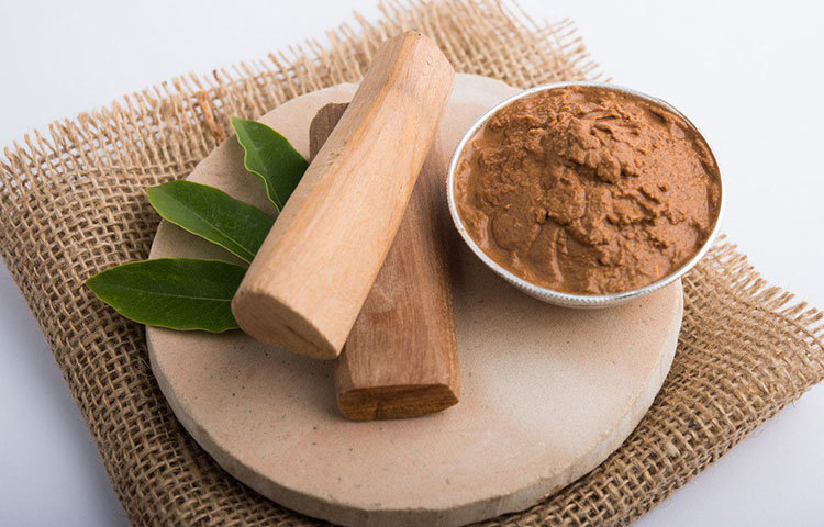 কেমিক্যালমুক্ত নানা ঘরোয়া প্যাক লাগাতে পারেন শিশুর শরীরে। শিশুর ত্বকের ধরন বুঝুন আগে। তারপর মুলতানি মাটি, কলা, মধু, চন্দন, পাকা পেঁপে, দই ইত্যাদির মধ্যে কোনগুলো প্রয়োজন তা বুঝে তার জন্য প্যাক বানাতে পারেন। তবে অতিরিক্ত প্যাকে অনেক সময় সন্তানের ঠান্ডা লাগে। এই দিকে খেয়াল রাখবেন।