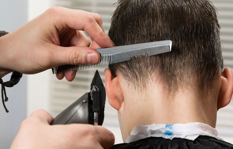 সেলুন কিংবা পার্লারে শিশুর যে কোনো পরিচর্যার সময় নজর রাখুন ব্যবহৃত যন্ত্র ও উপাদানের উপর। যন্ত্রগুলো যেন পরিষ্কার ও জংবিহীন হয়। ত্বকে সংক্রমণ হয় এমন কোনো সুযোগ তৈরি হতেই দেবেন না। শিশুর চামড়া ও শরীরের পক্ষে ক্ষতি করবে এমন উপাদান থেকেও দূরে রাখুন তাকে।