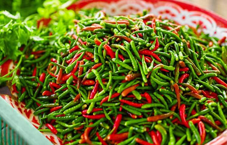 ওজন কমাতে মোক্ষম কাজ দেয় কাঁচা মরিচ। এর মধ্যে থাকে অ্যান্টি অক্সিডেন্ট ও জিরো ক্যালোরি। কাঁচা মরিচ খেলে কারও পরিপাক প্রক্রিয়া অন্তত তিন ঘণ্টা ৫০ শতাংশ পর্যন্ত বেড়ে যায়। এতে দ্রুত ওজন কমতে সাহায্য করে।