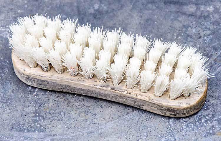 অনেক সময়ে ব্রাশ দিয়ে জামা-কাপড় পরিষ্কার করার সময়ে অতিরিক্ত বলপ্রয়োগে কাপড় ছিঁড়ে যাওয়ার সম্ভাবনা থাকে। তাই ব্রাশের বদলে হাতে কাপড় কাচাই শ্রেয়।