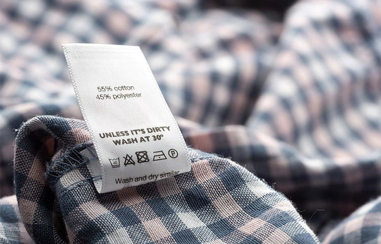 কিছু কিছু জামা-কাপড়ের ট্যাগে সেই জামাকাপড় কাচার বিশেষ নির্দেশ দেয়া থাকে। সেই জামা-কাপড়গুলো সেই নির্দেশ মতোই কাচা উচিত। না হলে খুব শীঘ্রই সেগুলি জরাজীর্ণ হয়ে যায়।