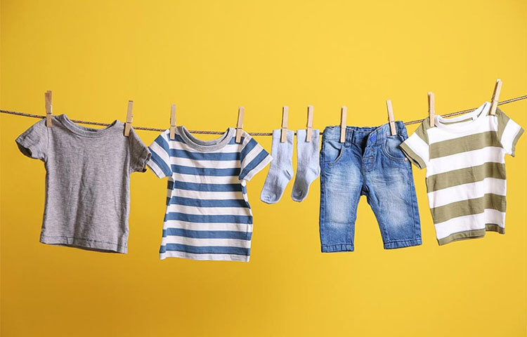 অনেক জামা-কাপড়ই কাচার পরে সঙ্গে সঙ্গে নিঙড়ানো উচিত না। এতে কাপড়ের স্থিতিস্থাপকতা নষ্ট হয়ে যায়। কিছুক্ষণ পানি ঝড়ানোর পরে তা টান টান করে দড়িতে মেলে দিলেই ভালো।