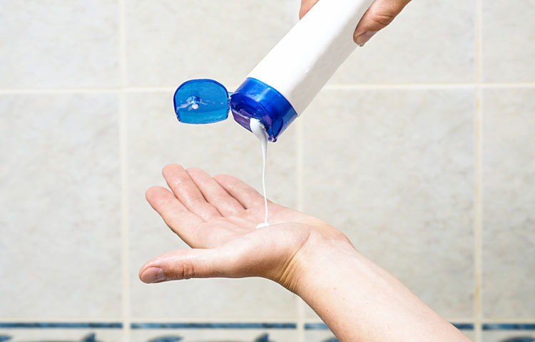 ডিটারজেন্ট ব্যবহার করলে অনেক সময়ে কাপড়ে রুক্ষতা চলে আসে। তাই শ্যাম্পু দিয়ে জামা পরিস্কার করুন। এতে সুগন্ধও যেমন বেরবে, সেরকম জামাকাপড় চট করে রুক্ষও হবে না।