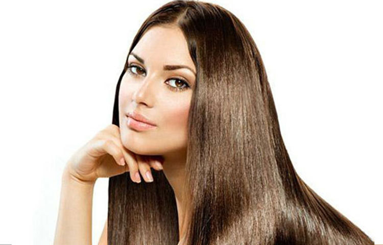 চুলের সমস্যায় : ত্বকের সঙ্গে চুলের সমস্যা ও চুলকে ভালো রাখতেও ডাবের পানি উপকারী। ডাবের পানি স্ক্যাল্পে রক্ত সঞ্চালন বাড়ায়। তার ফলে চুল কম পরে। এছাড়াও ডাবের পানি প্রাকৃতিক কন্ডিশানারের কাজ করে। চুলকে রুক্ষ হয়ে যাবার হাত থেকে বাঁচায়। চুলকে চকচকে ও নরম রাখতে সাহায্য করে। খুসকির সমস্যা নিয়ন্ত্রণ করে।