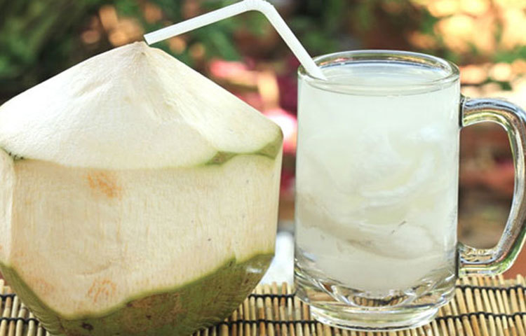 ব্লাড প্রেসার নিয়ন্ত্রণ করে : ব্লাড প্রেসার নিয়ন্ত্রণ করতে ডাবের জল বেশ কার্যকরী। কারণ এতে আছে ম্যাগনেসিয়াম, পটাশিয়াম ও ভিটামিন সি যা ব্লাড প্রেসারকে নিয়ন্ত্রণ করে। মনে রাখবেন ডাবের জল একটু মিষ্টি হয় তাই ডায়াবেটিসের সমস্যায় অতিরিক্ত না খাওয়াই ভালো।