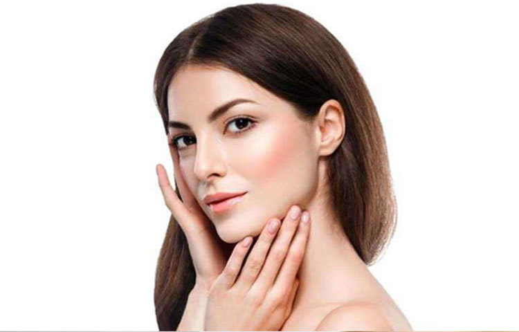 গ্লোয়িং স্কিন : আমরা হয়তো অনেকে জানি না গ্লোয়িং স্কিনের একটি রহস্য হল ডাবের পানি। এতে থাকা অ্যান্টিঅক্সিডেন্ট ত্বককে ভেতর থেকে তরতাজা রাখে এবং ত্বক আস্তে আস্তে উজ্জ্বল হয়। যদি রোজ ডাবের পানি দিয়ে মুখ ধোয়া যায় তাহলে পার্থক্যটা নিজেই বুঝতে পারবেন।