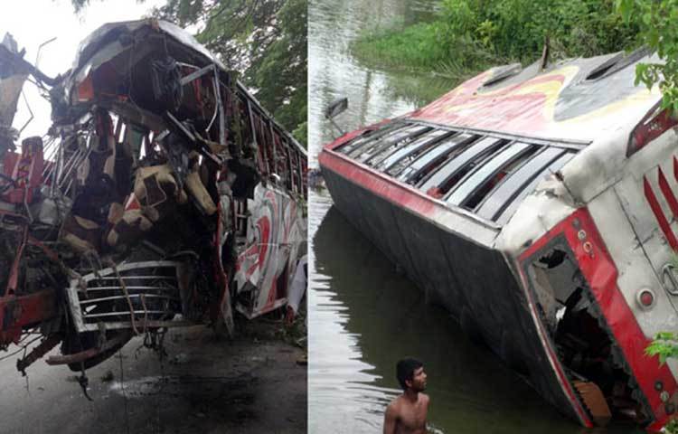 কুমিল্লার দাউদকান্দি উপজেলার জিংলাতলীতে পুকুরে পড়ার আগে চিৎকার দেয় শ্যামলী পরিবহনের যাত্রীরা। এবার দেখুন পুকুরে পড়ে যাওয়া বাসের ছবি।