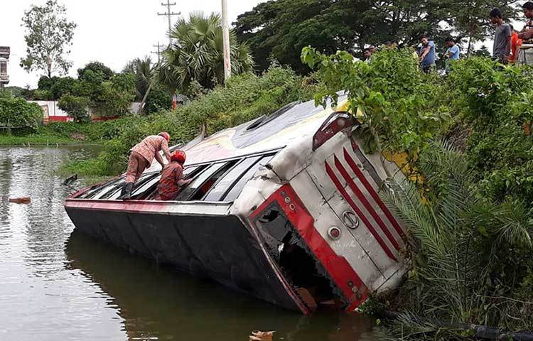 উদ্ধার কাজ চালাচ্ছে ফায়ার সার্ভিসের কর্মীরা।