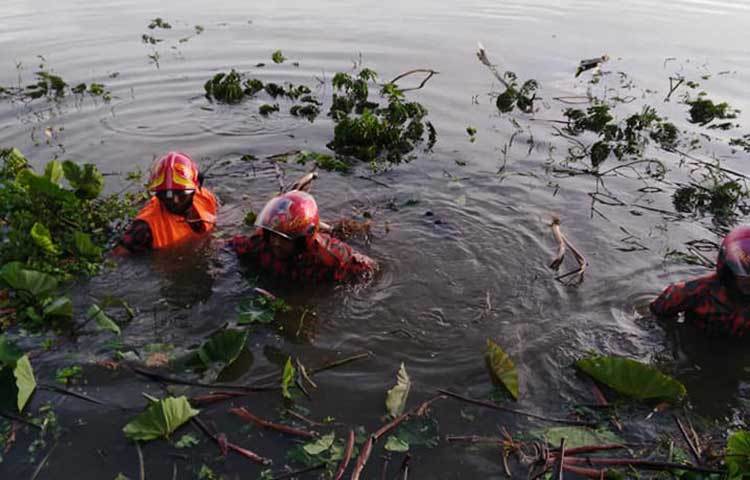 ডুবুরীরা উদ্ধার কাজে অংশ নিয়েছে।