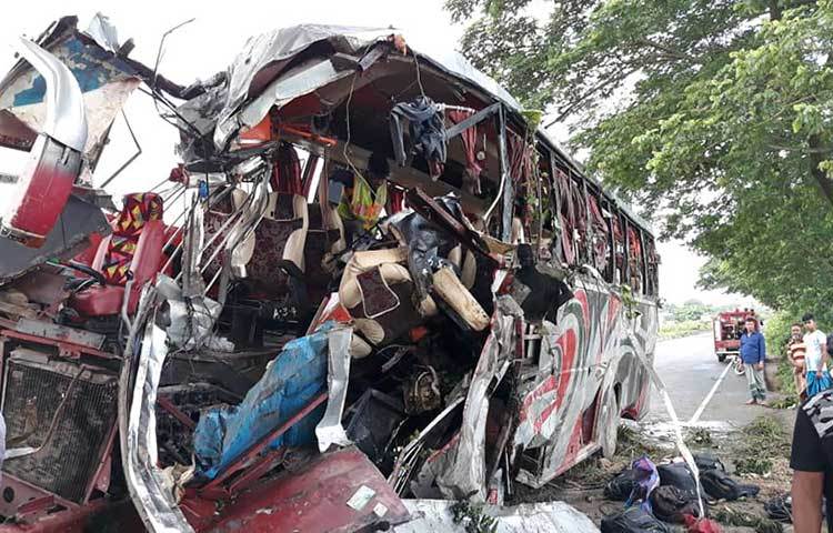 দুর্ঘটনায় চুরমার হয়ে যাওয়া গাড়িটি রাস্তায় তোলা হয়েছে।