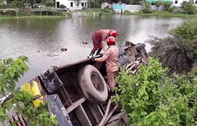 ফায়ার সার্ভিসের ইউনিট ও দাউদকান্দি হাইওয়ে পুলিশ ঘটনাস্থলে পৌঁছে উদ্ধার তৎপরতা চালিয়েছে। দুইজনের মরদেহ উদ্ধার করা হয়েছে।