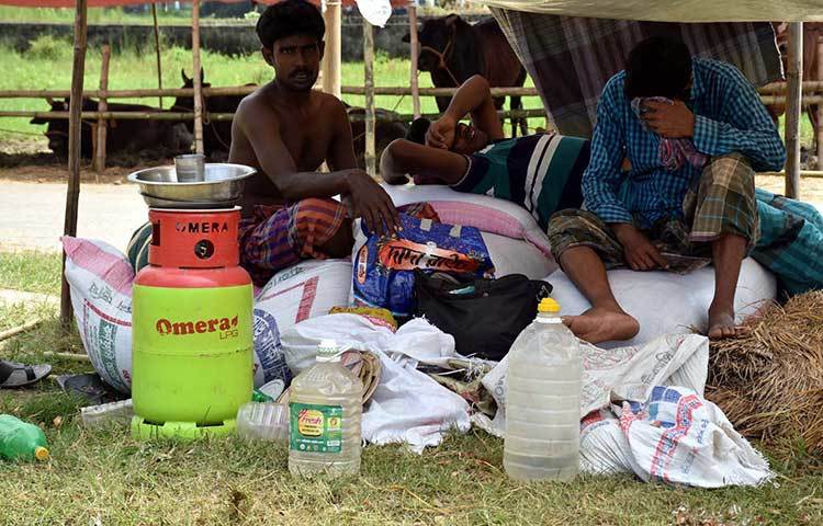 এখানে বসে কুরবানির পশু ব্যবসায়ীরা বিশ্রাম নিচ্ছেন। দিন-রাত পশু নিয়ে ছোটাছুটি করতে গিয়ে সবাই ক্লান্ত। ছবি : বিপ্লব দিক্ষিৎ