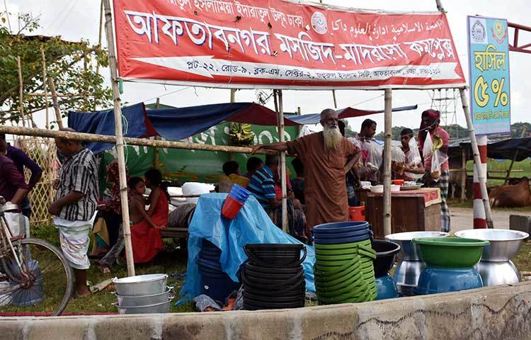 হাটে আনা গরুকে খৈল, পানি খাওয়ানোর জন্য পানির বালতিসহ বিভিন্ন সরঞ্জামের বিক্রেতারাও এসেছেন। ছবি : বিপ্লব দিক্ষিৎ