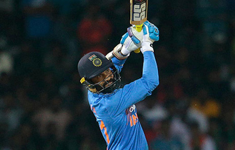 দীনেশ কার্তিক : এখনও পর্যন্ত ইংল্যান্ডের বিরুদ্ধে টি-টোয়েন্টিতে সুযোগ পাননি। ভালো ফিনিশার। সুরেশ রায়না তেমন কিছু করতে পারছেন না। ফলে সুযোগ পেতে পারেন কার্তিক।