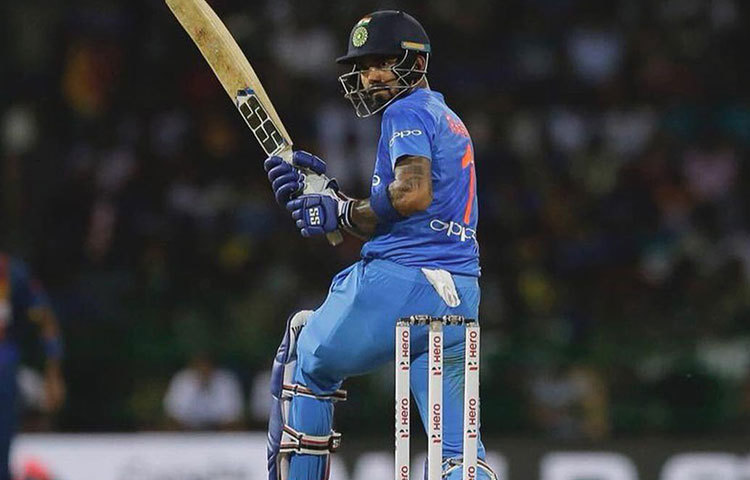 লোকেশ রাহুল : আইপিএলে দুরন্ত ফর্মে থাকা রাহুল আজ প্রথম দলে সুযোগ পেতে পারেন। প্রথম ম্যাচে ওপেন করে দুর্দান্ত ব্যাট করেছিলেন রোহিত শর্মা। রোহিতের জায়গায় খেলায় রাহুলের উপর চাপ থাকবেই।