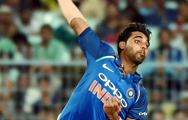 ভুবনেশ্বর কুমার : গত ম্যাচে তার বল বুঝতেই পারেননি ব্রায়ান, উইলসনরা। ইংল্যান্ড সফরে দলের অন্যতম সেরা অস্ত্রকে আজ প্রথম এগারোয় রেখে ম্যাচ প্র্যাকটিসের সুযোগ দেবে ম্যানেজমেন্ট।