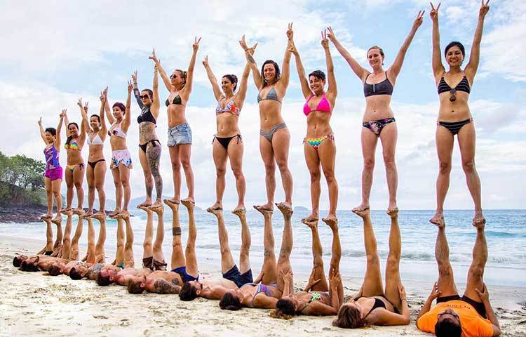 নান্দনিক মানবপ্রাচীর তৈরি করছেন রোমাঞ্চপ্রিয় মানুষ।