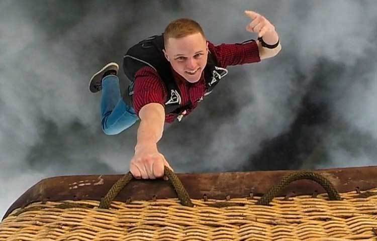 ফানুসের সঙ্গে ঝুলছে মানুষ।