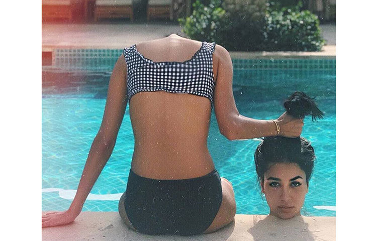 ছবিটি দেখলে একটু ভয়ই লাগে। আসলে নিজের মাথা নয় সুইমিং পুলের অন্য এক নারীর মাথাকে চুলসহ ধরা হয়েছে।