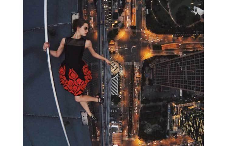 বহুতল অট্টালিকার রেলিং ধরে ফটোসেশন। আসলেই ভয়ঙ্কর ছবি।