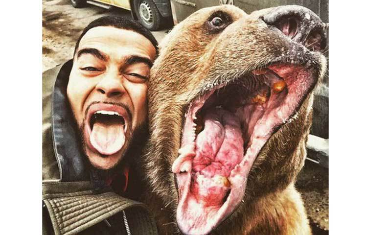 কুকুরের সঙ্গে সেলফি।