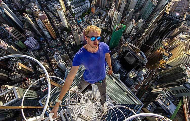 শহরের উচ্চতাকে ছাড়িয়ে যেতে চাইছে এই যুবক।