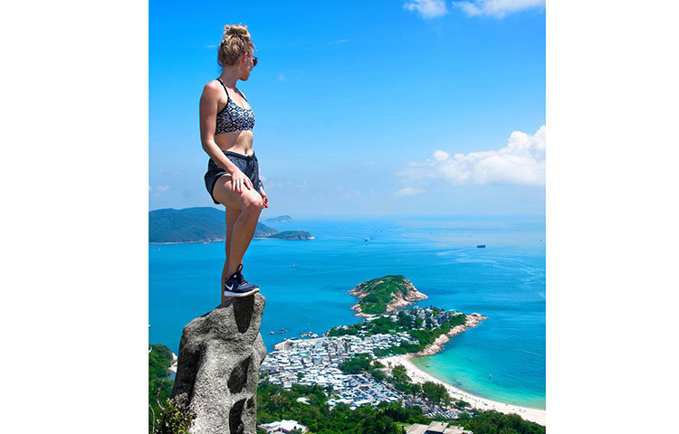 দ্বীপের মাঝে বিপজ্জনক পাথরের ওপরে প্রকৃতির সৌন্দর্য উপভোগ করছেন এক নারী।