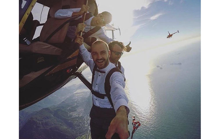 উড়ন্ত হেলিকপ্টারের ছাদে উঠে সেলফি তোলার আনন্দ উত্তেজনা।