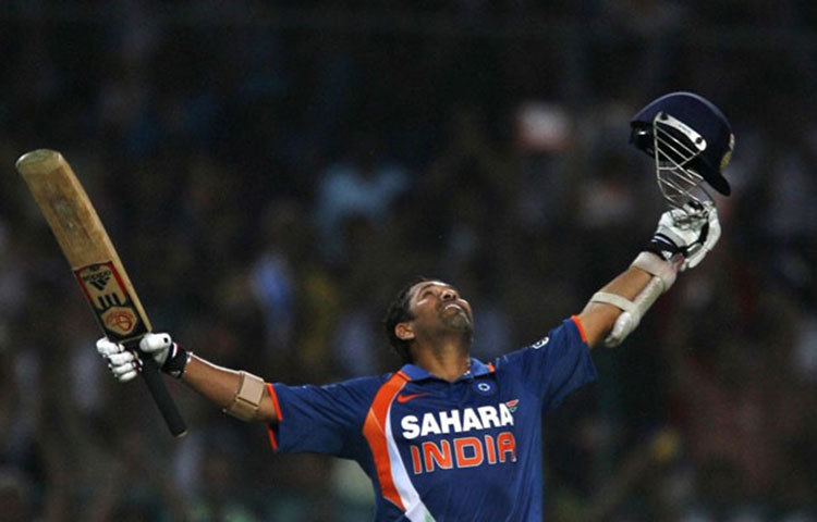 শচীন টেন্ডুলকার : একদিনের ক্রিকেটে প্রথম ২০০ রান করেন শচীন টেন্ডুলকার। ২০১০ সালে দক্ষিণ আফ্রিকার বিরুদ্ধে গোয়ালিয়রে অপরাজিত ২০০ রান করেন মাস্টার ব্লাস্টার শচীন টেন্ডুলকার।