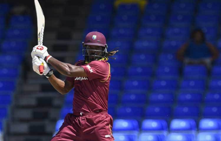 ক্রিস গেইল : তিনি ওয়েস্ট ইন্ডিজের ক্রিকেটার। গেইল ৪৪৩ ম্যাচে ৪৭৬টি ছয় মেরেছেন।