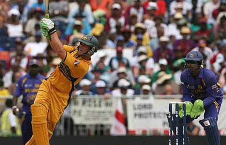 অ্যাডাম গিলক্রিস্ট : তিনি অস্ট্রেলিয়ার খেলোয়াড়। গিলক্রিস্ট ২৬২টি ছয় মেরেছেন, খেলেছেন ৩৯৬টি ম্যাচ।