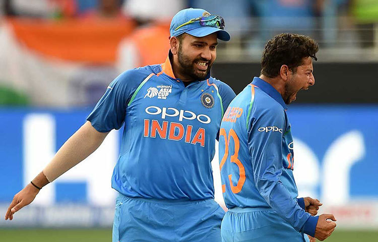 বাবর আজম ও শোয়েব মালিক ছাড়া আর কোনও ব্যাটসম্যান দাঁড়াতেই পারেননি ভারতীয় বোলিংয়ের সামনে। বাবরকে দিনের সেরা ডেলিভারিতে আউট করে পাকিস্তানের ঘুরে দাঁড়ানোর শেষ আশা ভেঙে দেন কুলদীপ।